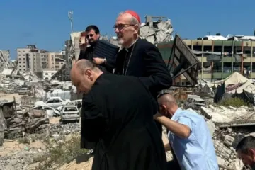 Cardeal Pierbattista Pizzaballa visita área devastada pela guerra ao redor da igreja da Sagrada Família em Gaza com o padre Gabriel Romanelli