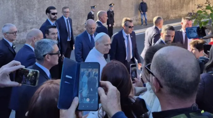 Leão XIV responde a perguntas da mídia em Castel Gandolfo em 7 de outubro de 2025 ?? 