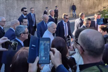 Leão XIV responde a perguntas da mídia em Castel Gandolfo em 7 de outubro de 2025