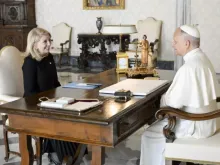 Catherine Russell, diretora executiva do Fundo das Nações Unidas para a Infância (UNICEF), com o papa Leão XIV ontem (6) no Vaticano.