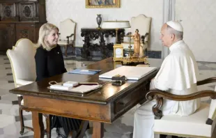 Catherine Russell, diretora executiva do Fundo das Nações Unidas para a Infância (UNICEF), com o papa Leão XIV ontem (6) no Vaticano.