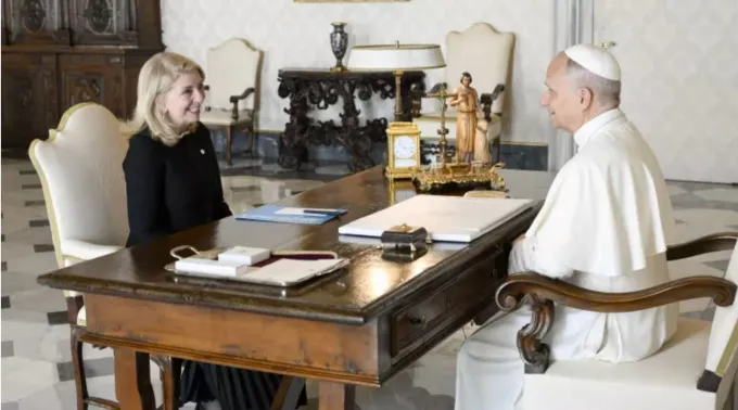 Catherine Russell com o papa Leão XIV no Vaticano em 6 de outubro de 2025 ?? 