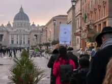 Peregrinos do Jubileu caminham pela Via della Conciliazione, em Roma, a caminho da basílica de São Pedro, no Vaticano.
