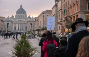 Peregrinos do Jubileu caminham pela Via della Conciliazione, em Roma, a caminho da basílica de São Pedro, no Vaticano.