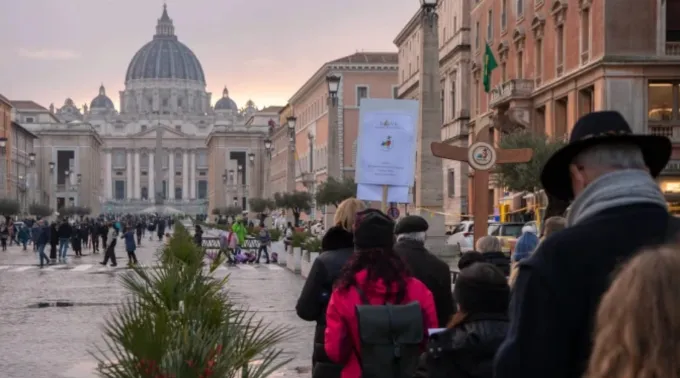 Peregrinos do Jubileu caminham pela Via della Conciliazione  a caminho da basílica de São Pedro ?? 
