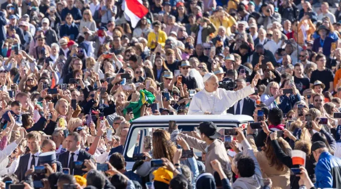 Leão XIV em audiência geral no Vaticano em 8 de outubro de 2025 ?? 