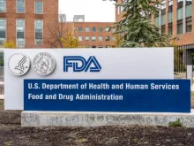 Placa da FDA do lado de fora de sua sede em Washington, D.C., EUA.