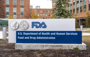 Placa da FDA do lado de fora de sua sede em Washington, D.C., EUA.