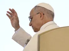 O papa Leão XIV abençoa peregrinos na praça de São Pedro, no Vaticano, numa audiência para o Jubileu da Esperança em 4 de outubro de 2025.