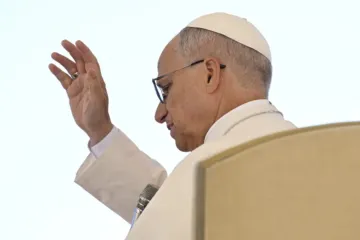 Leão XIV abençoa peregrinos na praça de São Pedro, no Vaticano, numa audiência para o Jubileu da Esperança em 4 de outubro de 2025