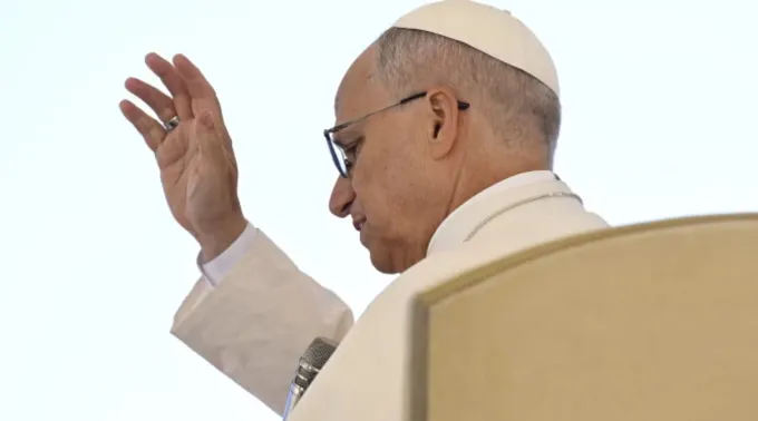 Leão XIV abençoa peregrinos na praça de São Pedro, no Vaticano, numa audiência para o Jubileu da Esperança em 4 de outubro de 2025