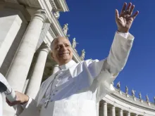 O papa Leão XIV acena do papamóvel em audiência na praça de São Pedro, no Vaticano, em 4 de outubro de 2025.