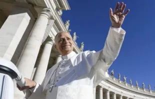 O papa Leão XIV acena do papamóvel em audiência na praça de São Pedro, no Vaticano, em 4 de outubro de 2025.