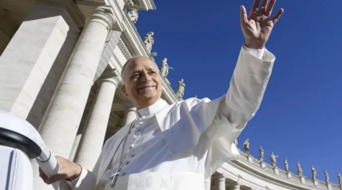 Leão XIV acena do papamóvel em audiência na praça de São Pedro, no Vaticano, em 4 de outubro de 2025 ?? 