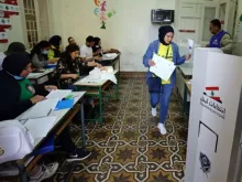 Eleitora deposita voto em eleição parlamentar numa seção eleitoral na cidade de Trípoli, no norte do Líbano, em 15 de maio de 2022.