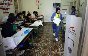 Eleitora deposita voto em eleição parlamentar numa seção eleitoral na cidade de Trípoli, no norte do Líbano, em 15 de maio de 2022.