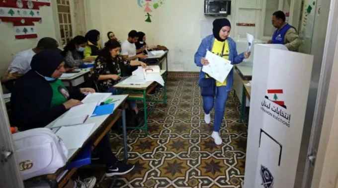 Eleitora deposita voto em eleição parlamentar numa seção eleitoral em Trípoli, Líbano, em 15 de maio de 2022 ?? 