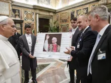 O papa Leão XIV observa manchetes sobre sua eleição ao pontificado em reunião hoje (9) no Vaticano com participantes da 39ª Conferência da Associação MINDS International.