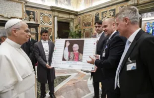 O papa Leão XIV observa manchetes sobre sua eleição ao pontificado em reunião hoje (9) no Vaticano com participantes da 39ª Conferência da Associação MINDS International.