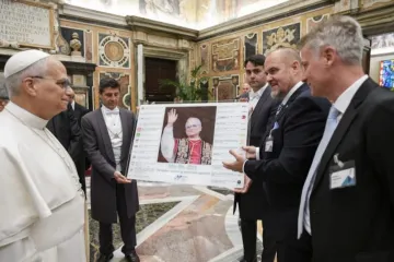 Leão XIV observa manchetes sobre sua eleição ao pontificado em reunião no Vaticano com participantes da 39ª Conferência da Associação MINDS International em 9 de outubro de 2025