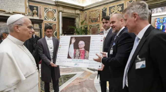 Leão XIV observa manchetes sobre sua eleição ao pontificado em reunião no Vaticano com participantes da 39ª Conferência da Associação MINDS International em 9 de outubro de 2025 ?? 