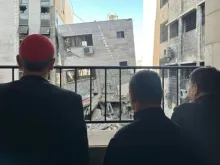 O patriarca latino de Jerusalém, cardeal Pierbattista Pizzaballa, observa parte da destruição em Gaza.