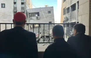 O patriarca latino de Jerusalém, cardeal Pierbattista Pizzaballa, observa parte da destruição em Gaza.