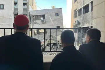 Cardeal Pierbattista Pizzaballa observa parte da destruição em Gaza