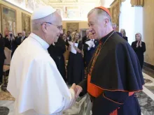O papa Leão XIV recebe o arcebispo de Chicago, cardeal Blase Cupich, no Vaticano, em 9 de outubro de 2025.