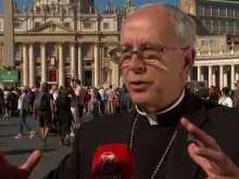 O bispo de El Paso, Texas, EUA, Mark Seitz, fala à EWTN News ontem (9) no Vaticano.