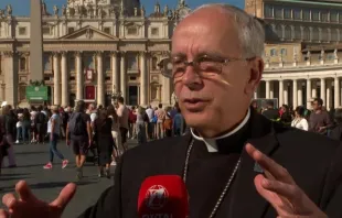 O bispo de El Paso, Texas, EUA, Mark Seitz, fala à EWTN News ontem (9) no Vaticano.