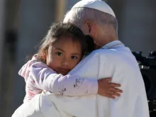 Papa Leão XIV abraça menina em audiência geral.