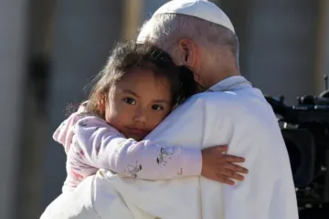 Papa Leão XIV abraça menina em audiência geral