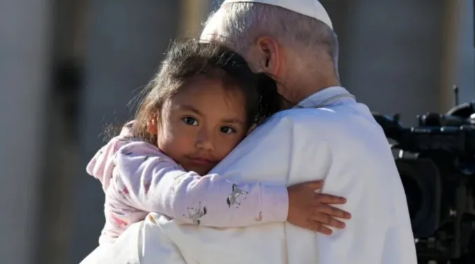 Papa Leão XIV abraça menina em audiência geral ?? 