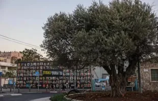 Outdoor em Jerusalém, em 6 de outubro de 2025, com retratos de israelenses mantidos reféns pelo Hamas na Faixa de Gaza desde 2023.