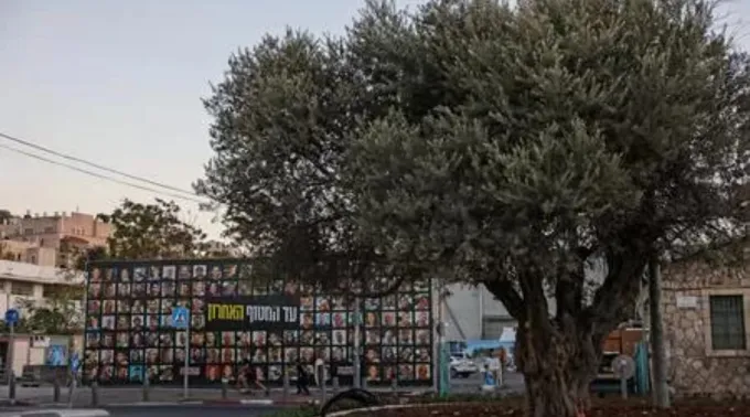 Outdoor em Jerusalém, em 6 de outubro de 2025, com retratos de israelenses mantidos reféns pelo Hamas na Faixa de Gaza desde 2023 ?? 