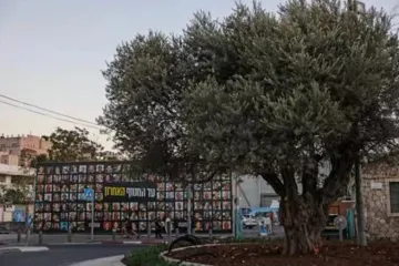 Outdoor em Jerusalém, em 6 de outubro de 2025, com retratos de israelenses mantidos reféns pelo Hamas na Faixa de Gaza desde 2023