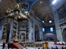 Vista da basílica de São Pedro na missa da solenidade da Imaculada Conceição, com o baldaquino de Bernini e o altar papal decorado com flores brancas, 8 de dezembro de 2024.