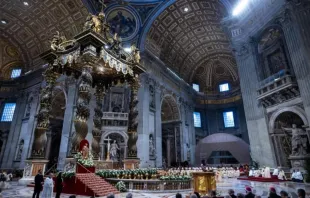 Vista da basílica de São Pedro na missa da solenidade da Imaculada Conceição, com o baldaquino de Bernini e o altar papal decorado com flores brancas, 8 de dezembro de 2024.