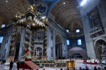 Vista da basílica de São Pedro na missa da solenidade da Imaculada Conceição, com o baldaquino de Bernini e o altar papal decorado com flores brancas, 8 de dezembro de 2024