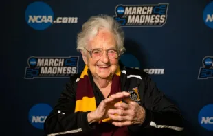 Irmã Jean Dolores Schmidt na primeira rodada do Torneio da NCAA em Dallas, EUA, em março de 2018.