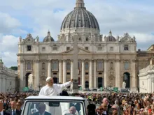Papa Leão XIV na praça de São Pedro, no Vaticano.