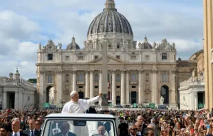 Papa Leão XIV na praça de São Pedro, no Vaticano.