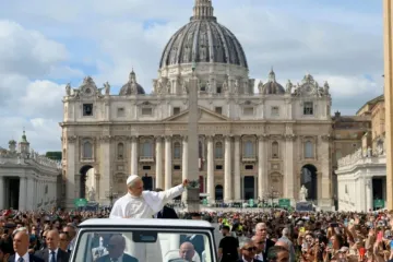 Papa Leão XIV na praça de São Pedro