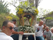 Devotos levam imagem de Nossa Senhora de Nazaré ontem (12) em procissão em São Paulo (SP).