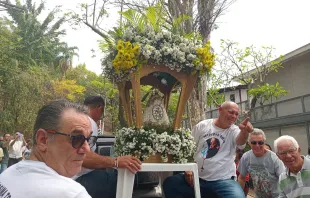 Devotos levam imagem de Nossa Senhora de Nazaré ontem (12) em procissão em São Paulo (SP).