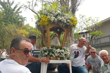 Devotos levam imagem de Nossa Senhora de Nazaré em procissão em São Paulo (SP) em 12 de outubro de 2025