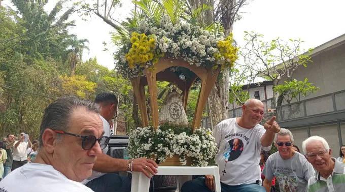 Devotos levam imagem de Nossa Senhora de Nazaré em procissão em São Paulo (SP) em 12 de outubro de 2025 ?? 