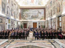 Papa Leão XIV com participantes de audiência no Vaticano ontem (13).