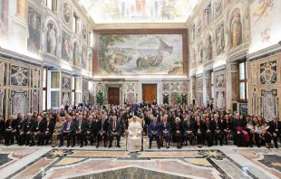 Papa Leão XIV com participantes de audiência no Vaticano ontem (13).